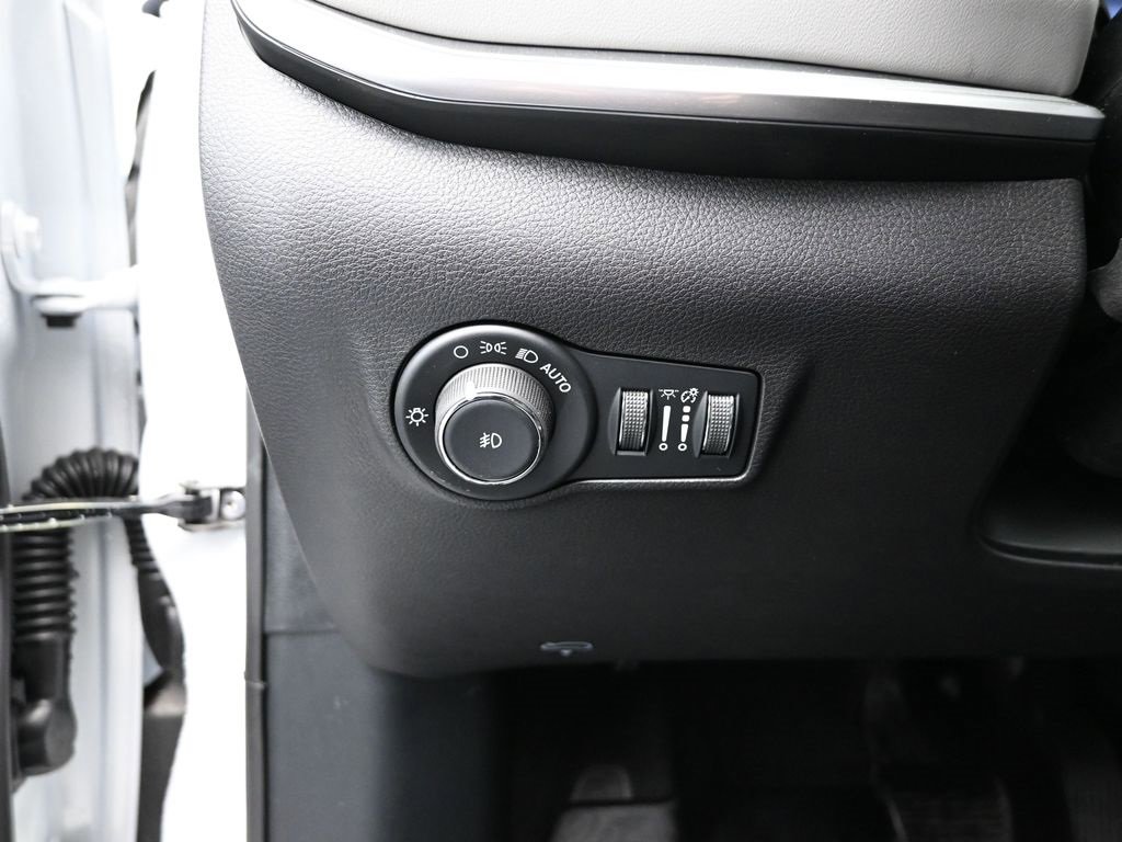 Certified 2025 Jeep Compass Limited image 11