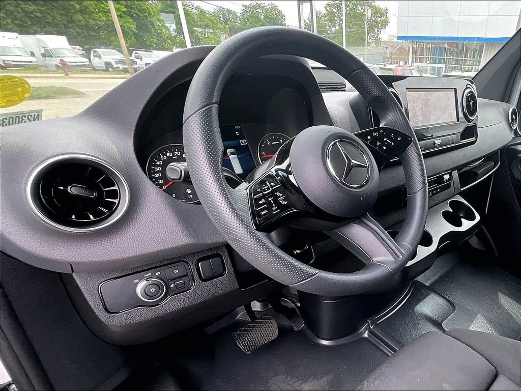 Used 2025 Mercedes-Benz Sprinter 2500 image 21