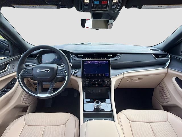 Used 2025 Jeep Grand Cherokee Limited w/ Luxury Tech Group II image 16