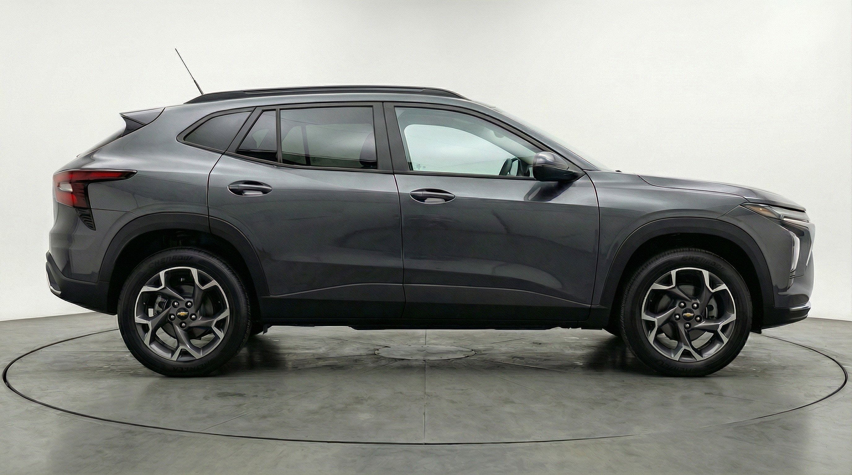 Used 2025 Chevrolet Trax LT FWD image 11