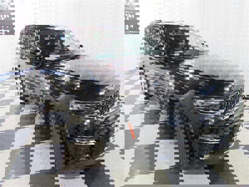 Used 2023 Jeep Grand Cherokee Limited image 6