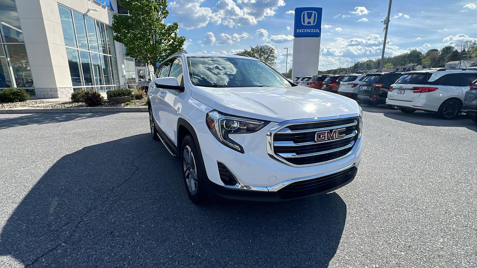 Used 2018 GMC Terrain SLT w/ Infotainment Package II AWD/4WD image 2