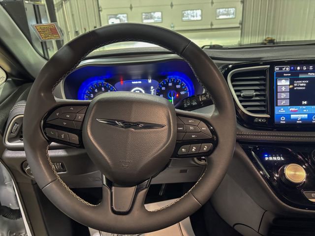 Used 2023 Chrysler Pacifica Touring image 14