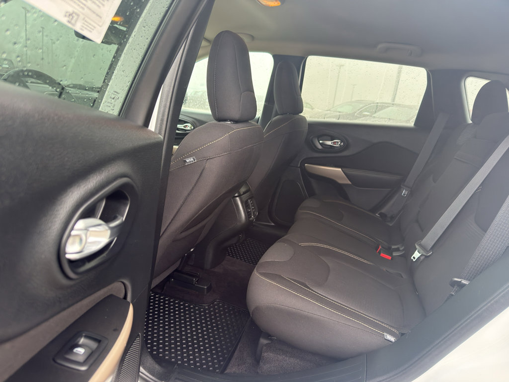 Used 2017 Jeep Cherokee Latitude w/ Comfort/Convenience Group image 30