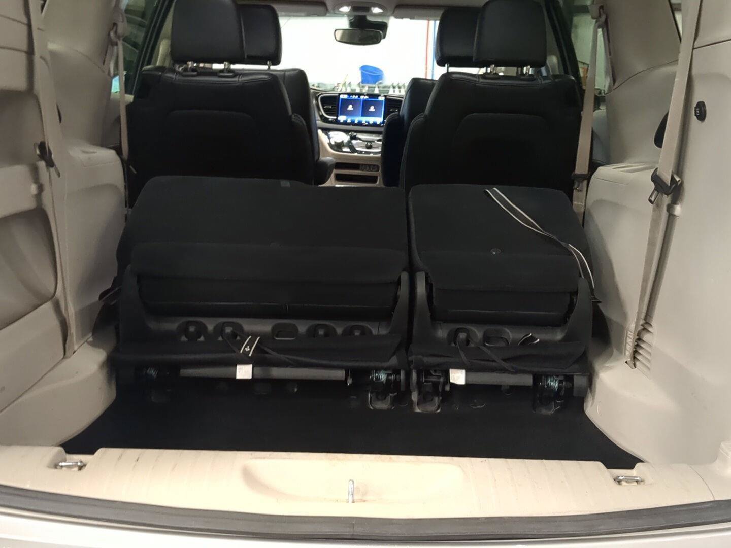Used 2024 Chrysler Pacifica Touring-L FWD image 16