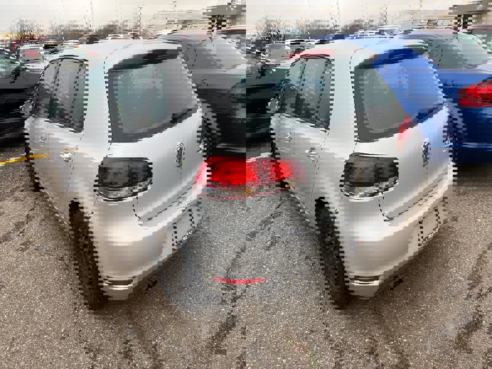 Used 2010 Volkswagen Golf 4-Door image 9