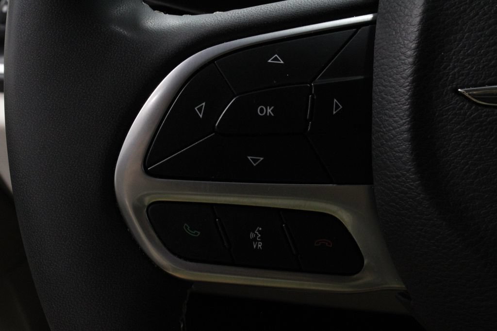 Used 2024 Chrysler Pacifica Touring-L FWD image 27