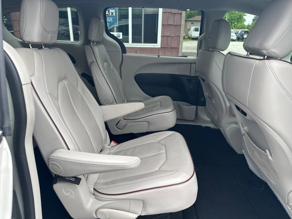 Used 2020 Chrysler Pacifica Limited FWD image 14