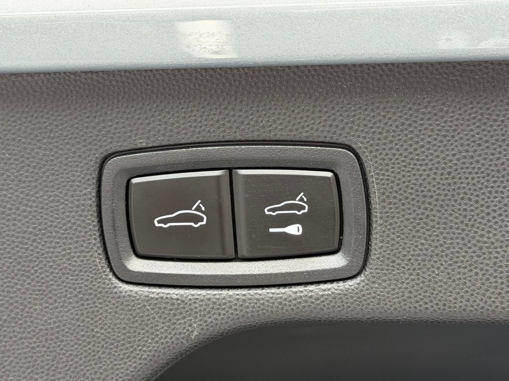 Used 2025 Porsche Macan 4 Electric AWD/4WD image 20