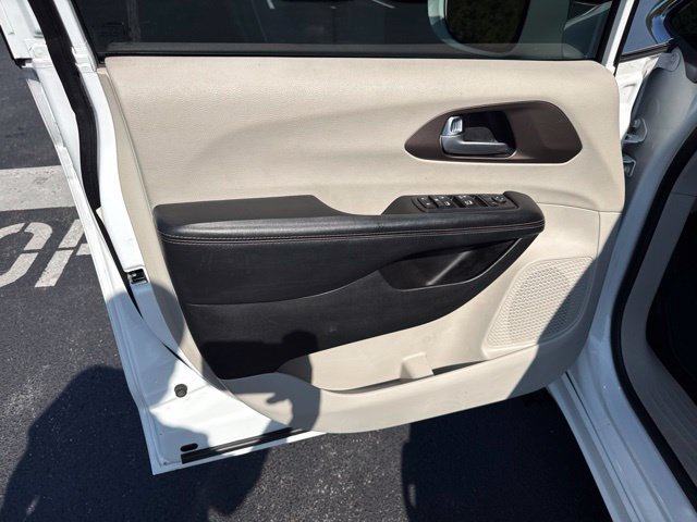 Used 2019 Chrysler Pacifica Touring-L FWD image 14