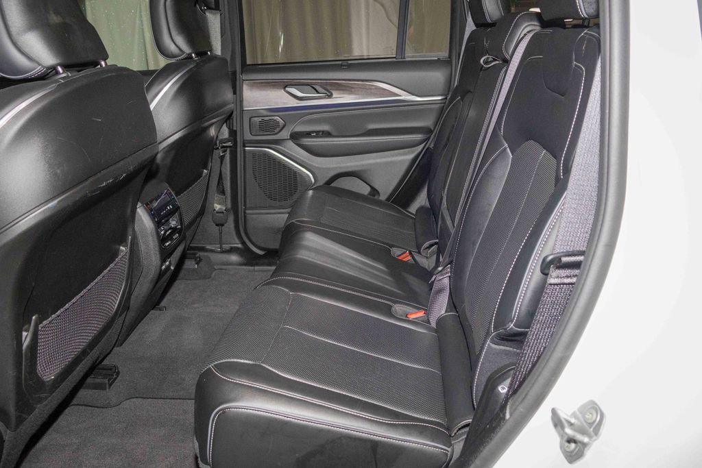 Used 2022 Jeep Grand Cherokee Overland w/ Luxury Tech Group IV image 12