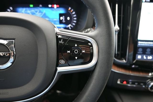 Used 2023 Volvo XC60 B5 Ultimate FWD image 25