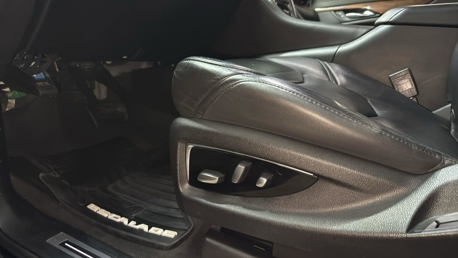 Used 2018 Cadillac Escalade Luxury image 11