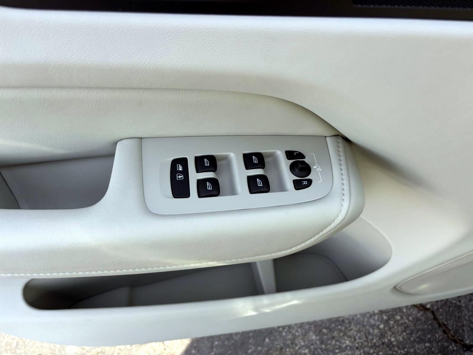 Used 2025 Volvo XC60 B5 Plus w/ Climate Package image 13