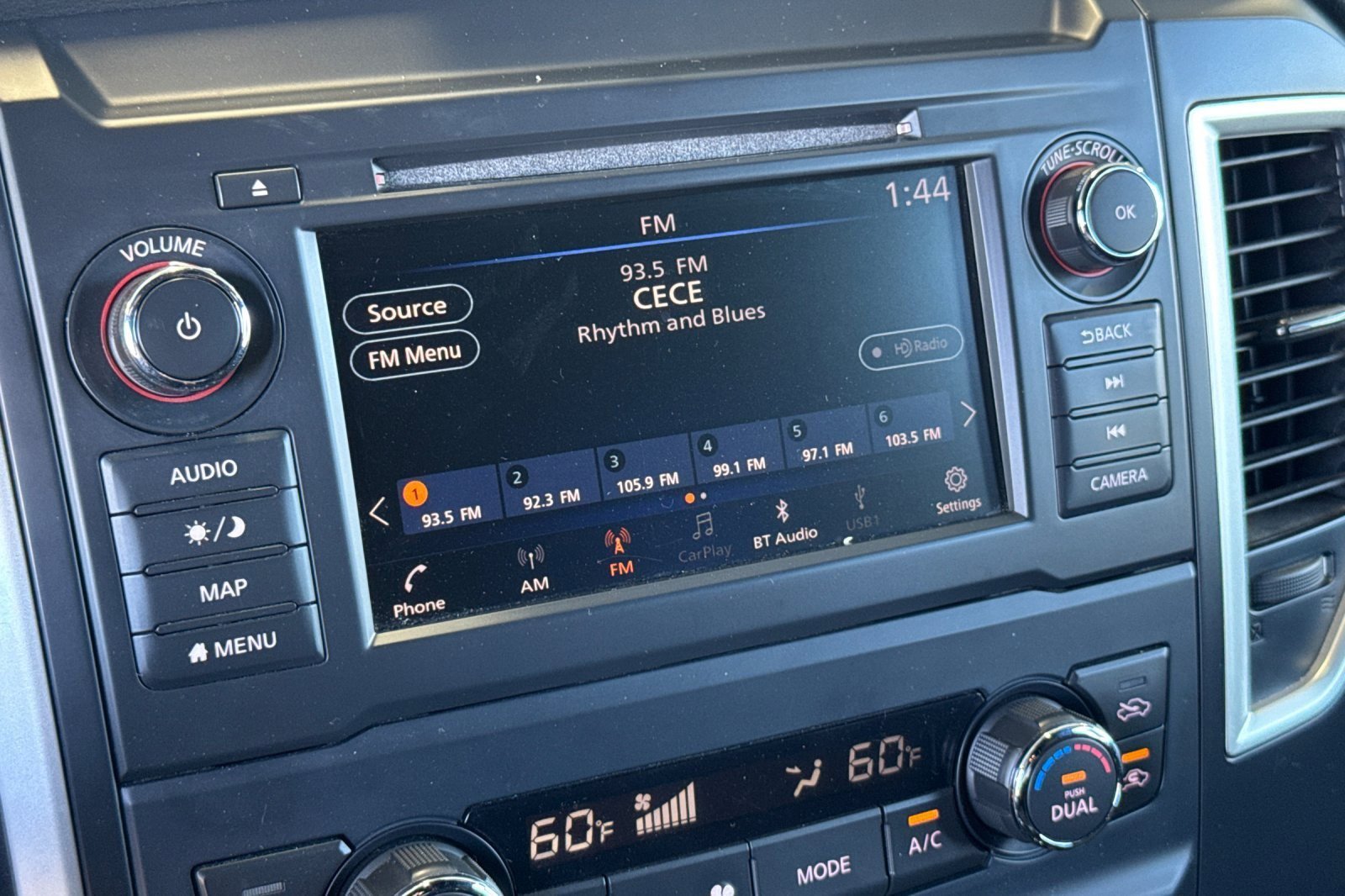 Used 2019 Nissan Titan SV w/ SV Convenience Package image 16