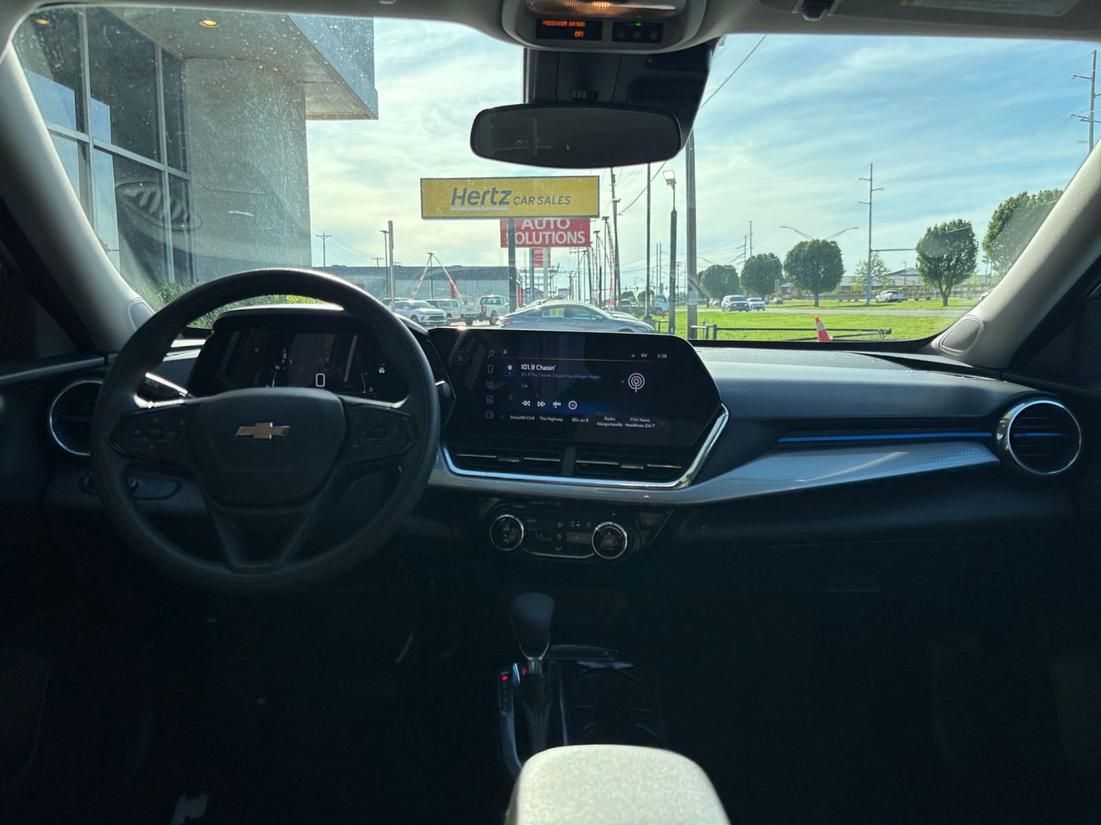 Used 2025 Chevrolet Trax LT FWD image 32
