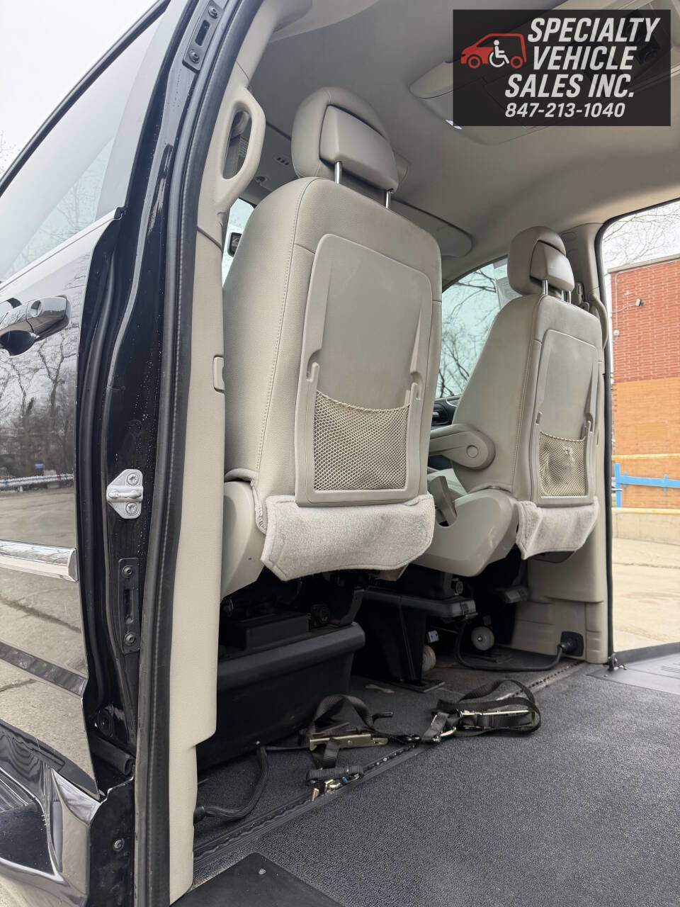 Used 2016 Chrysler Town & Country Touring FWD image 23