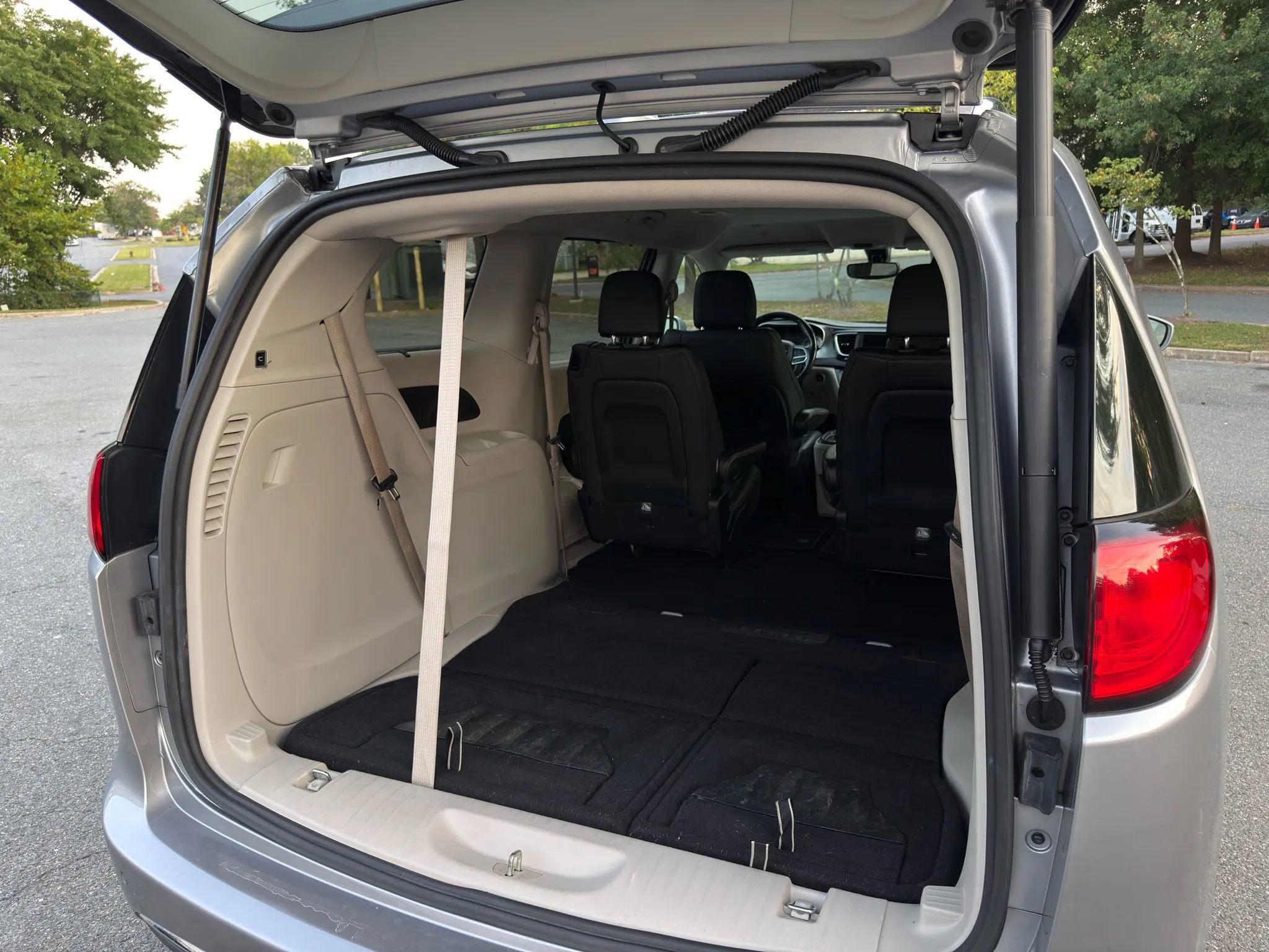 Used 2020 Chrysler Pacifica Touring-L image 23
