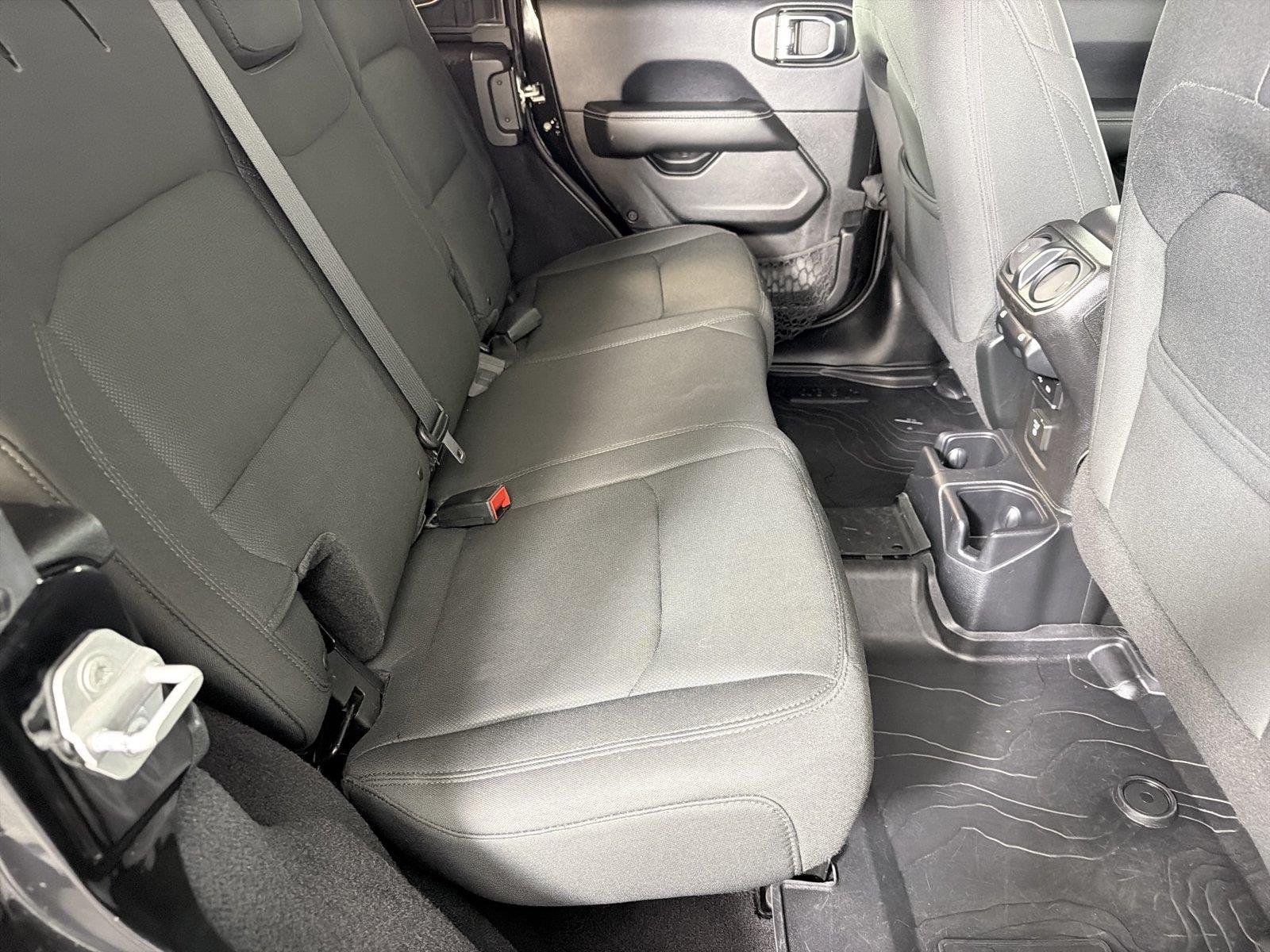 Used 2018 Jeep Wrangler Unlimited Sahara AWD/4WD image 13