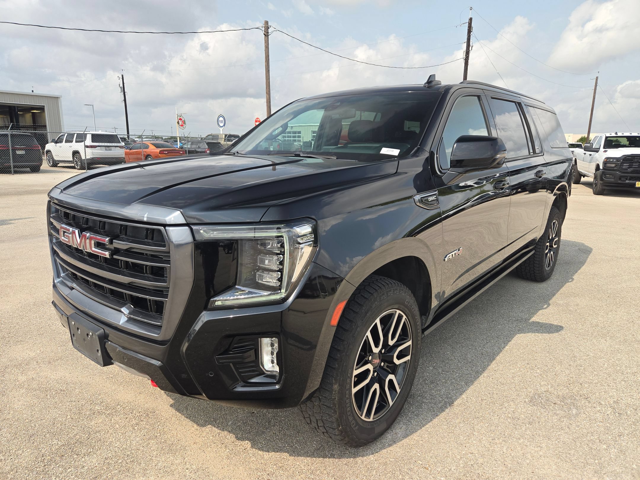 Used 2021 GMC Yukon XL AT4 w/ AT4 Premium Package AWD/4WD image 7