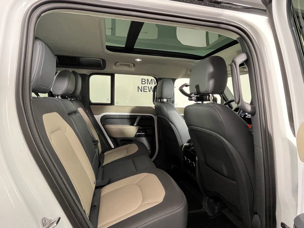 Used 2024 Land Rover Defender 110 X-Dynamic SE image 18