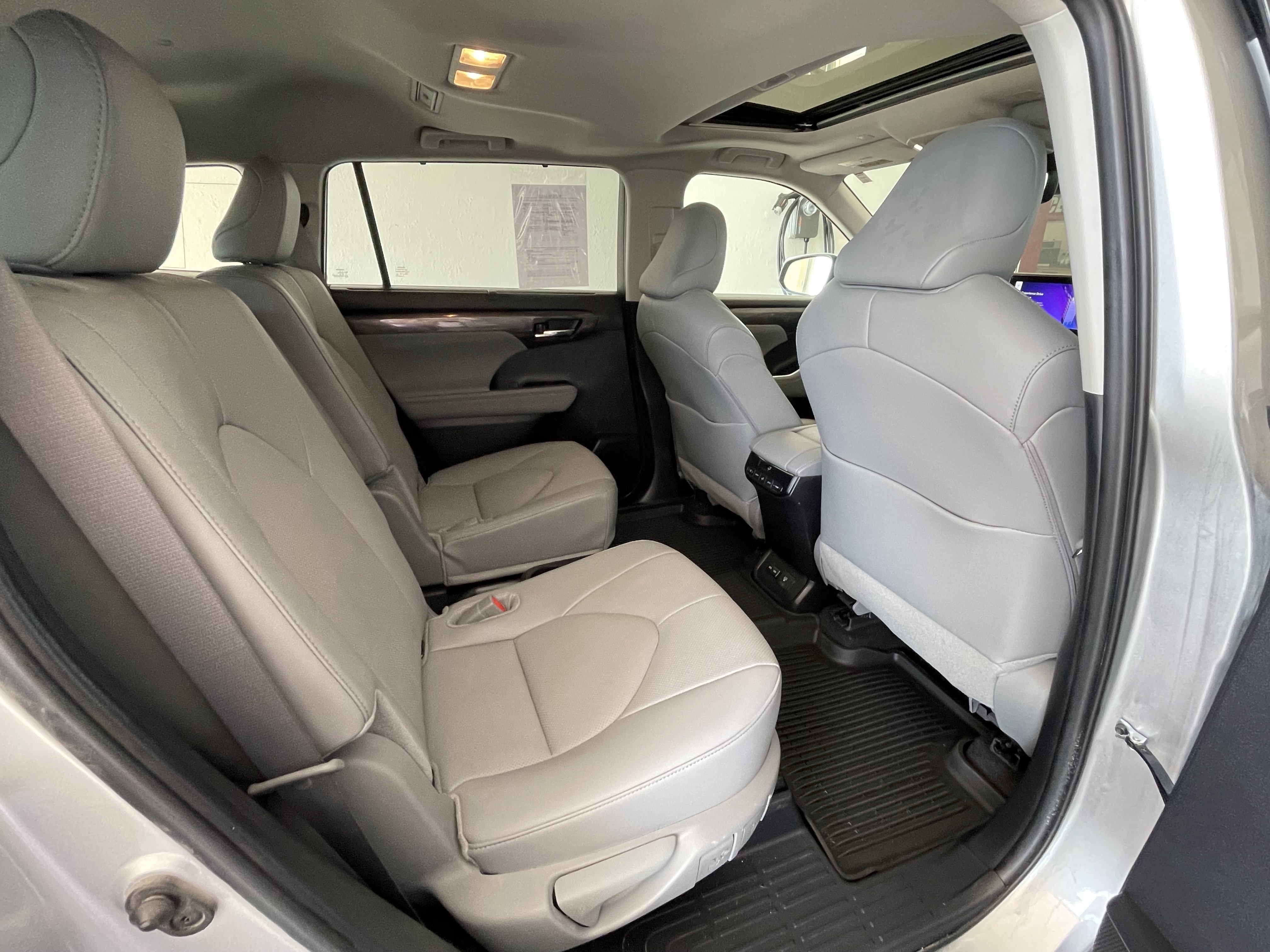 Used 2024 Toyota Highlander Limited AWD/4WD image 14