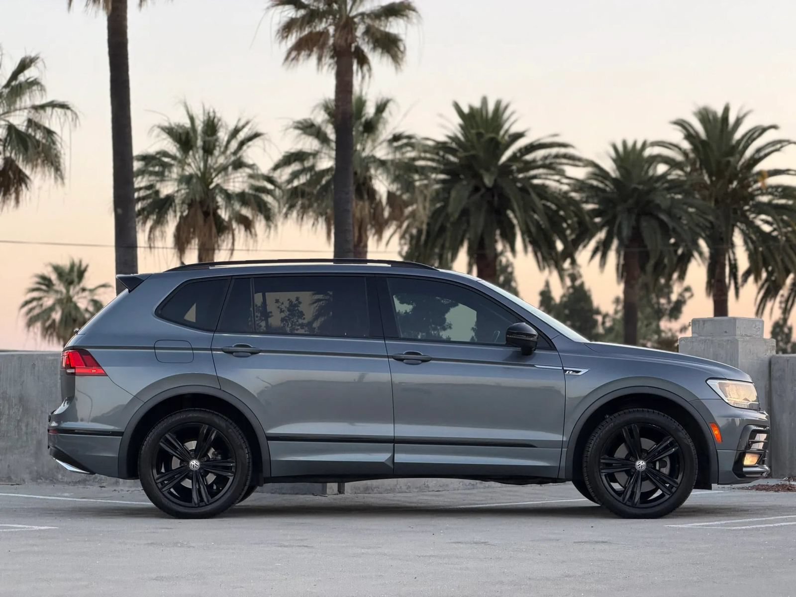 Used 2019 Volkswagen Tiguan SEL Premium R-Line FWD image 1