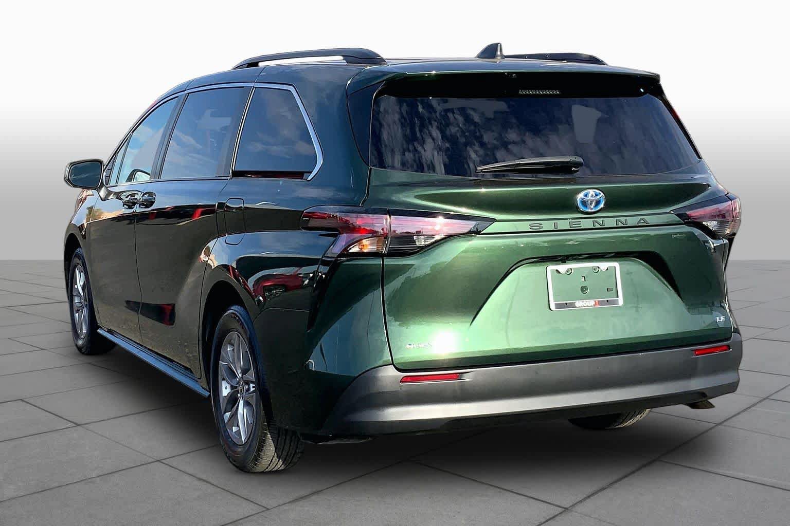 Used 2025 Toyota Sienna LE w/ LE Plus Package FWD image 12