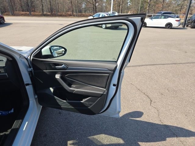 Used 2024 Volkswagen Jetta SE w/ Panoramic Sunroof Package image 33