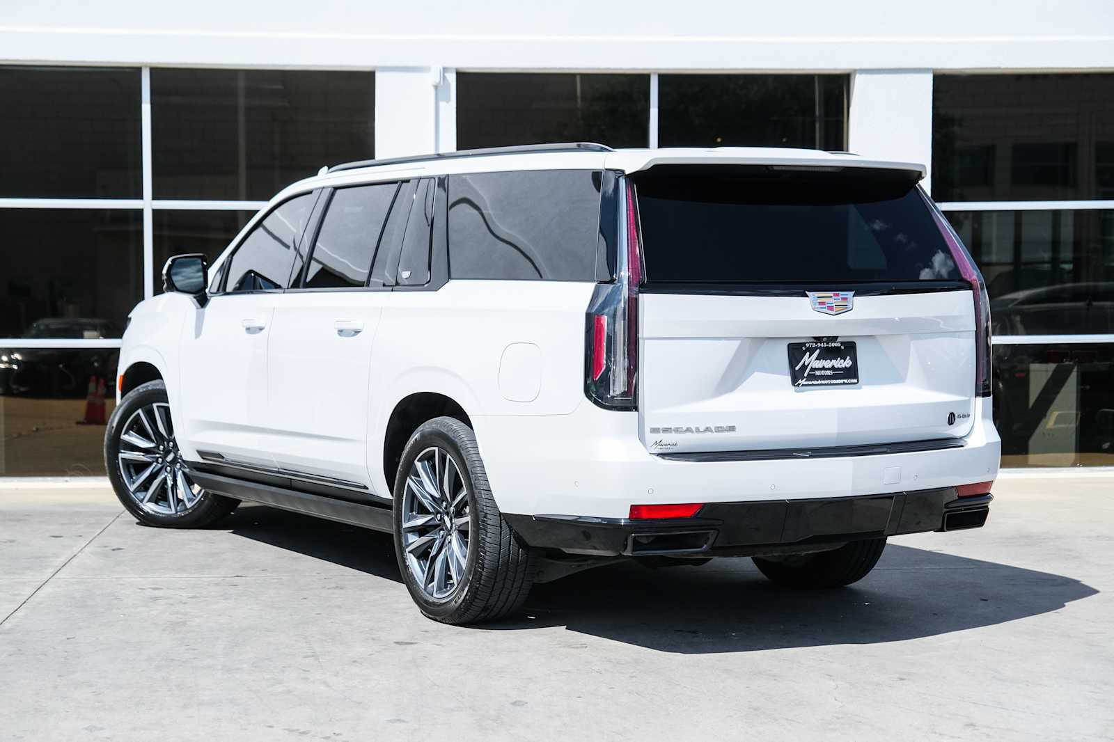 Used 2023 Cadillac Escalade ESV Sport w/ Touring Package AWD/4WD image 15