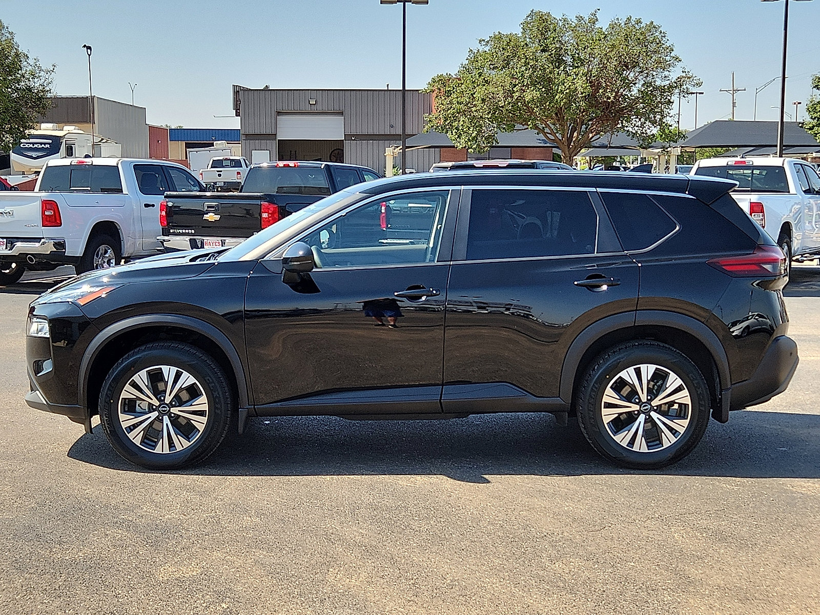 Used 2023 Nissan Rogue SV image 2