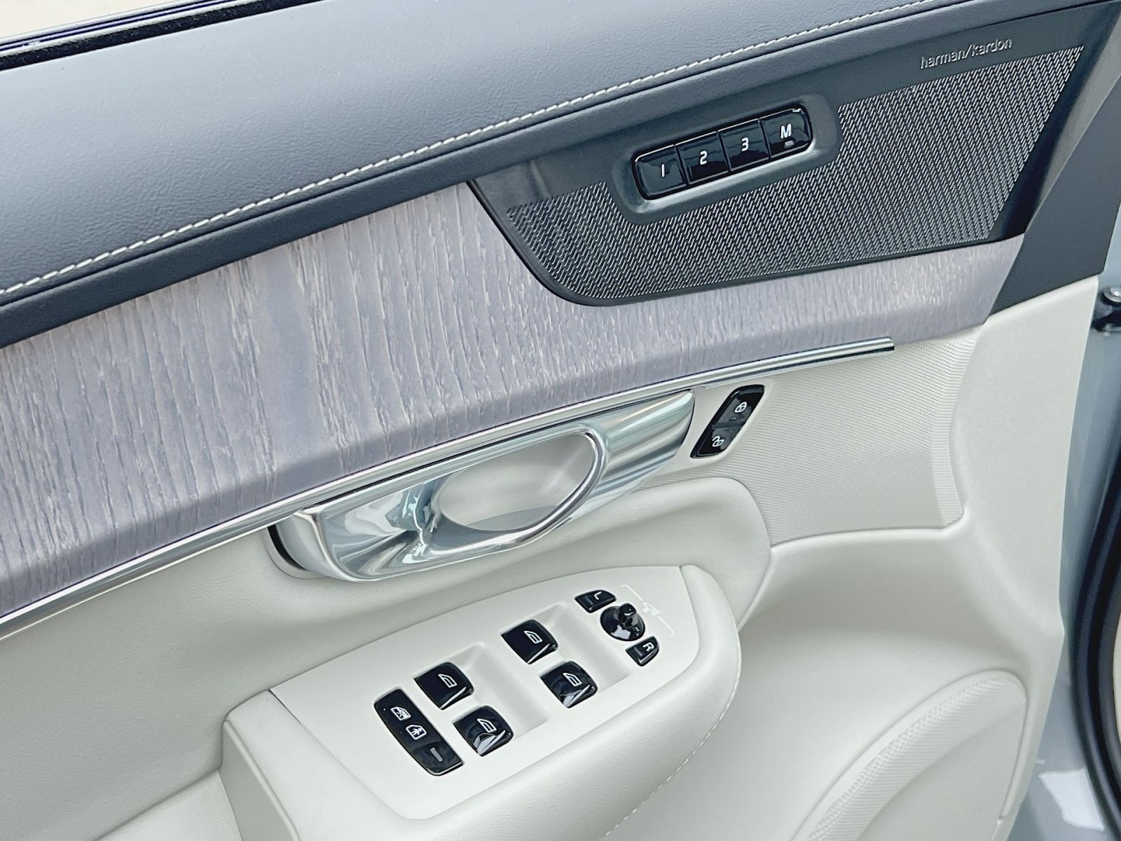 New 2026 Volvo XC90 B6 Ultra w/ Protection Package Premier image 15