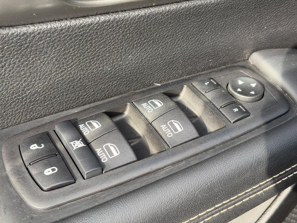 Used 2025 Chrysler Pacifica Select FWD image 23
