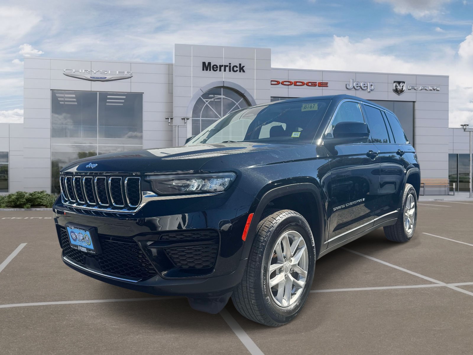 Used 2023 Jeep Grand Cherokee Laredo AWD/4WD image 4