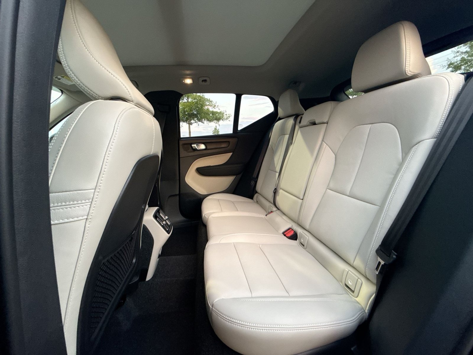 New 2026 Volvo XC40 B5 Plus w/ Climate Package AWD/4WD image 25