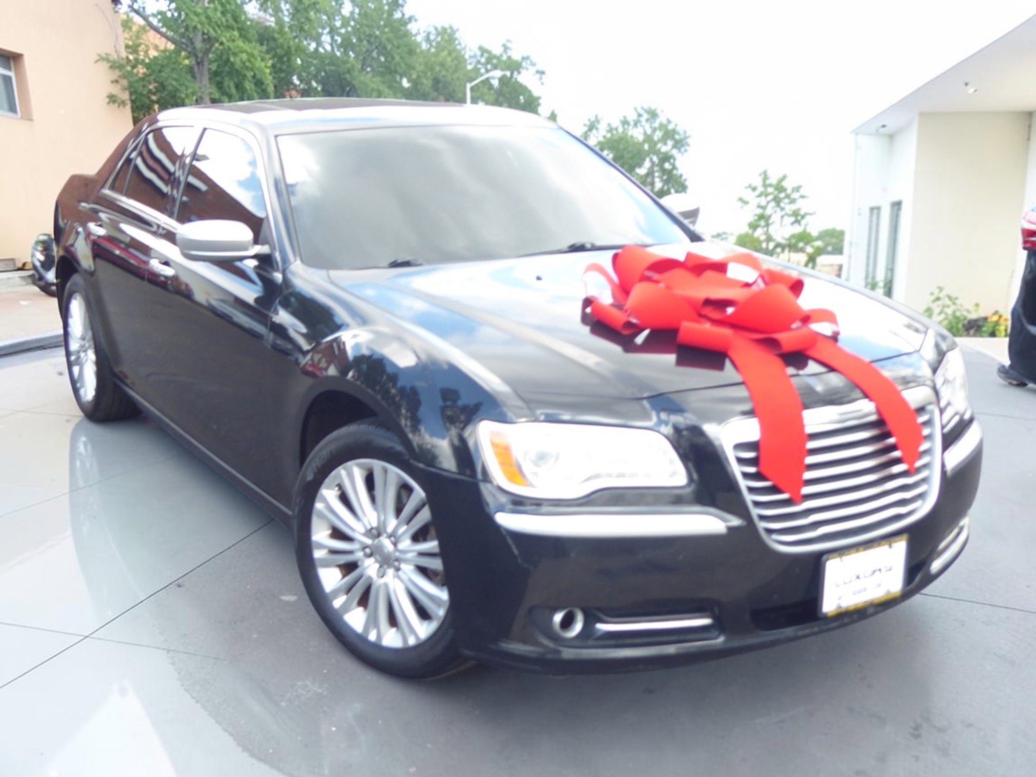 Used 2013 Chrysler 300 C Luxury Series AWD/4WD image 2