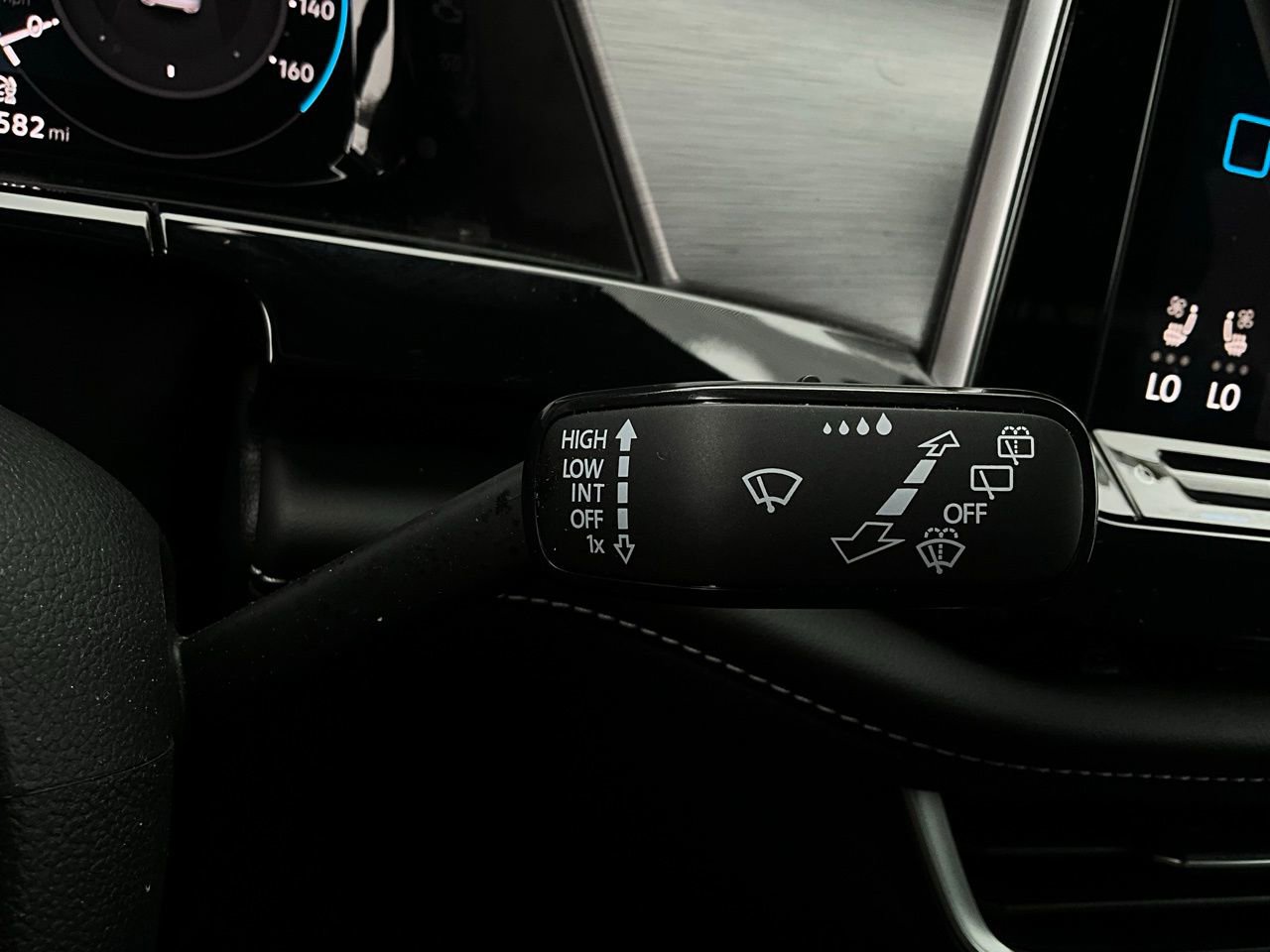 Used 2025 Volkswagen Atlas Cross Sport SE image 39