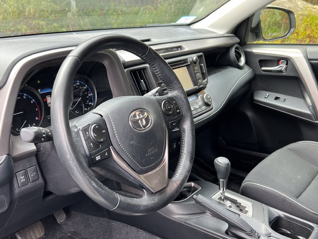 Used 2018 Toyota RAV4 XLE AWD/4WD image 37