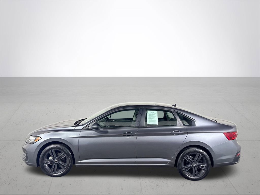 Certified 2022 Volkswagen Jetta SE w/ Panoramic Sunroof Package image 9