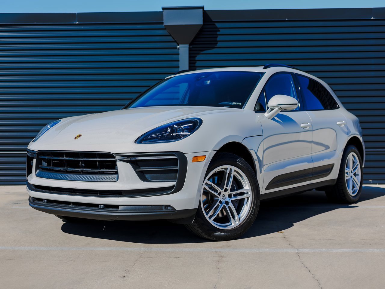 Certified 2022 Porsche Macan image 1