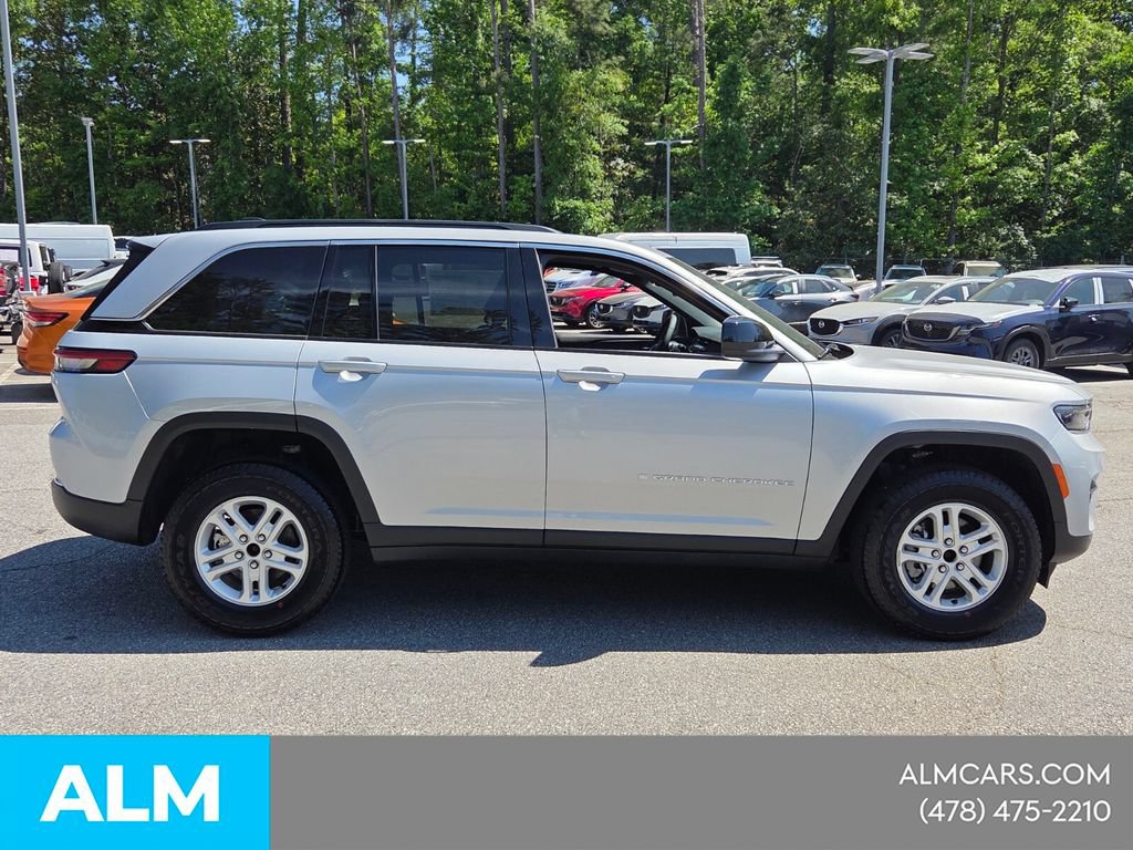 Used 2025 Jeep Grand Cherokee Laredo w/ Luxury Tech Group I AWD/4WD image 16