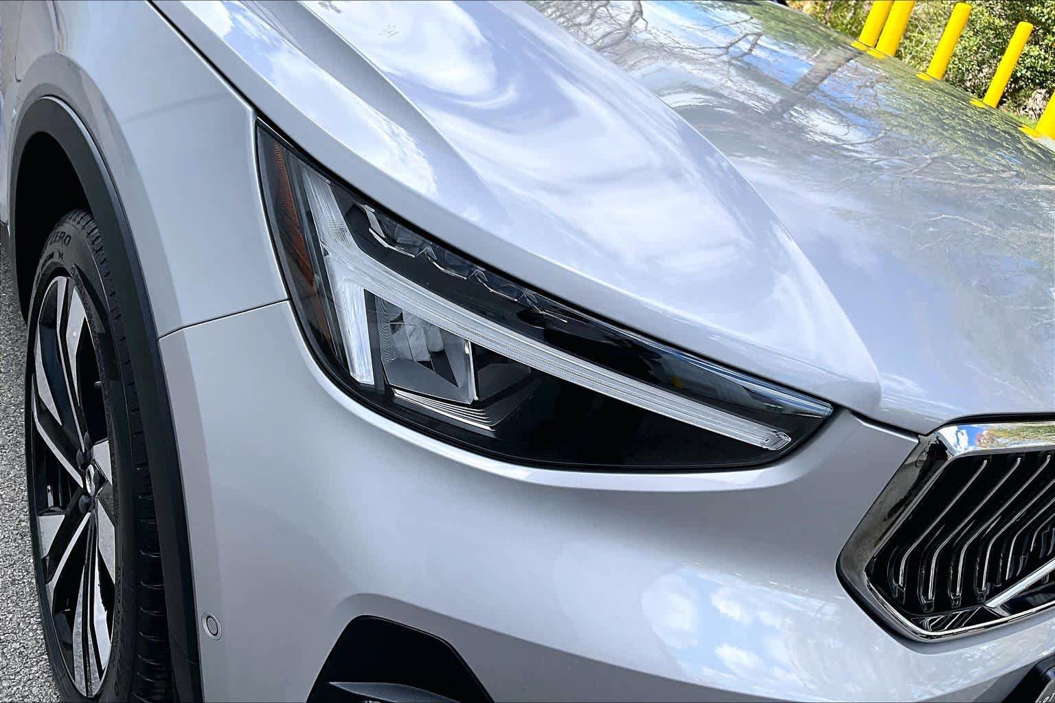 Used 2025 Volvo XC40 B5 Plus AWD/4WD image 26