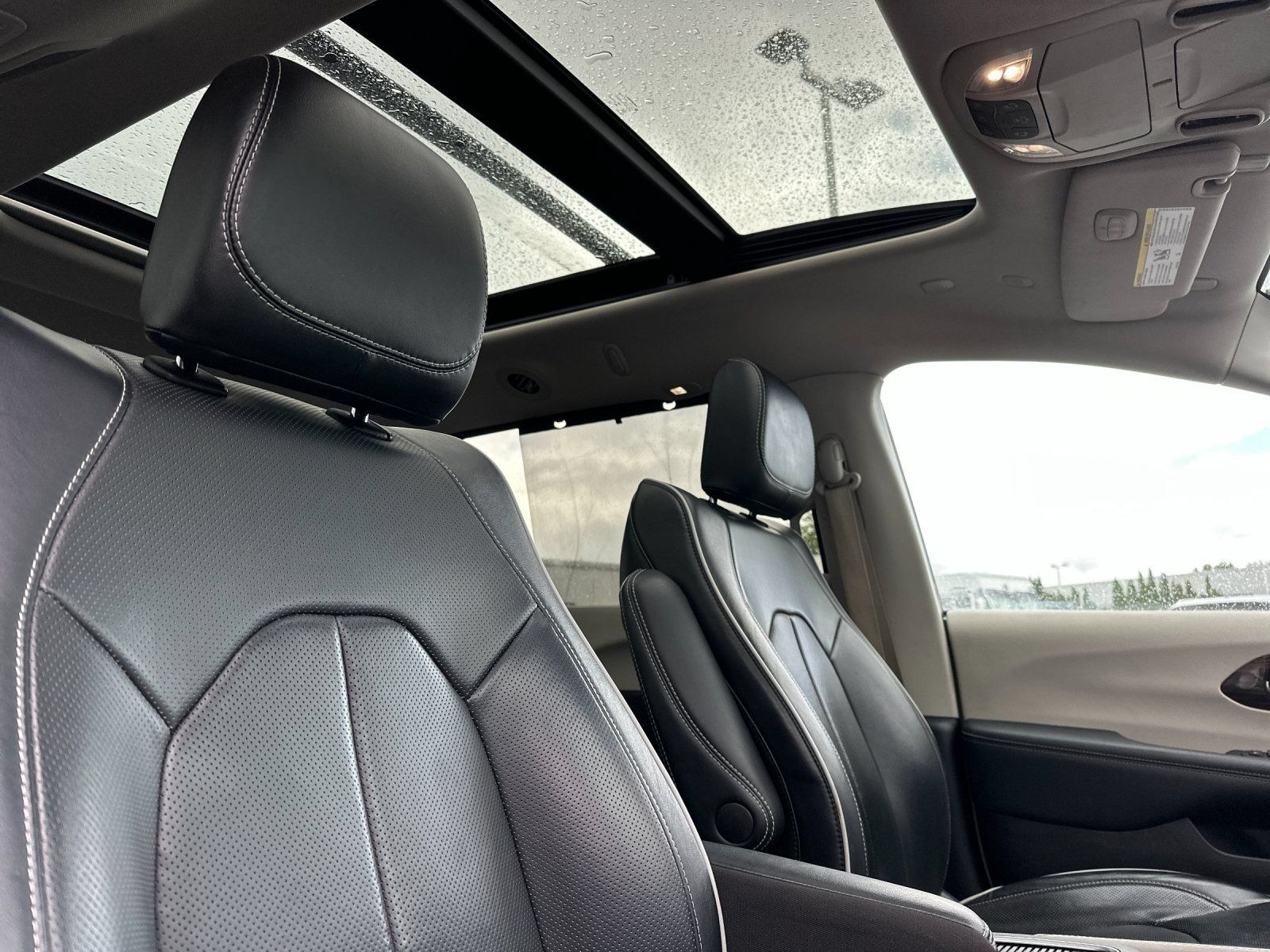 Used 2023 Chrysler Pacifica Limited FWD image 20