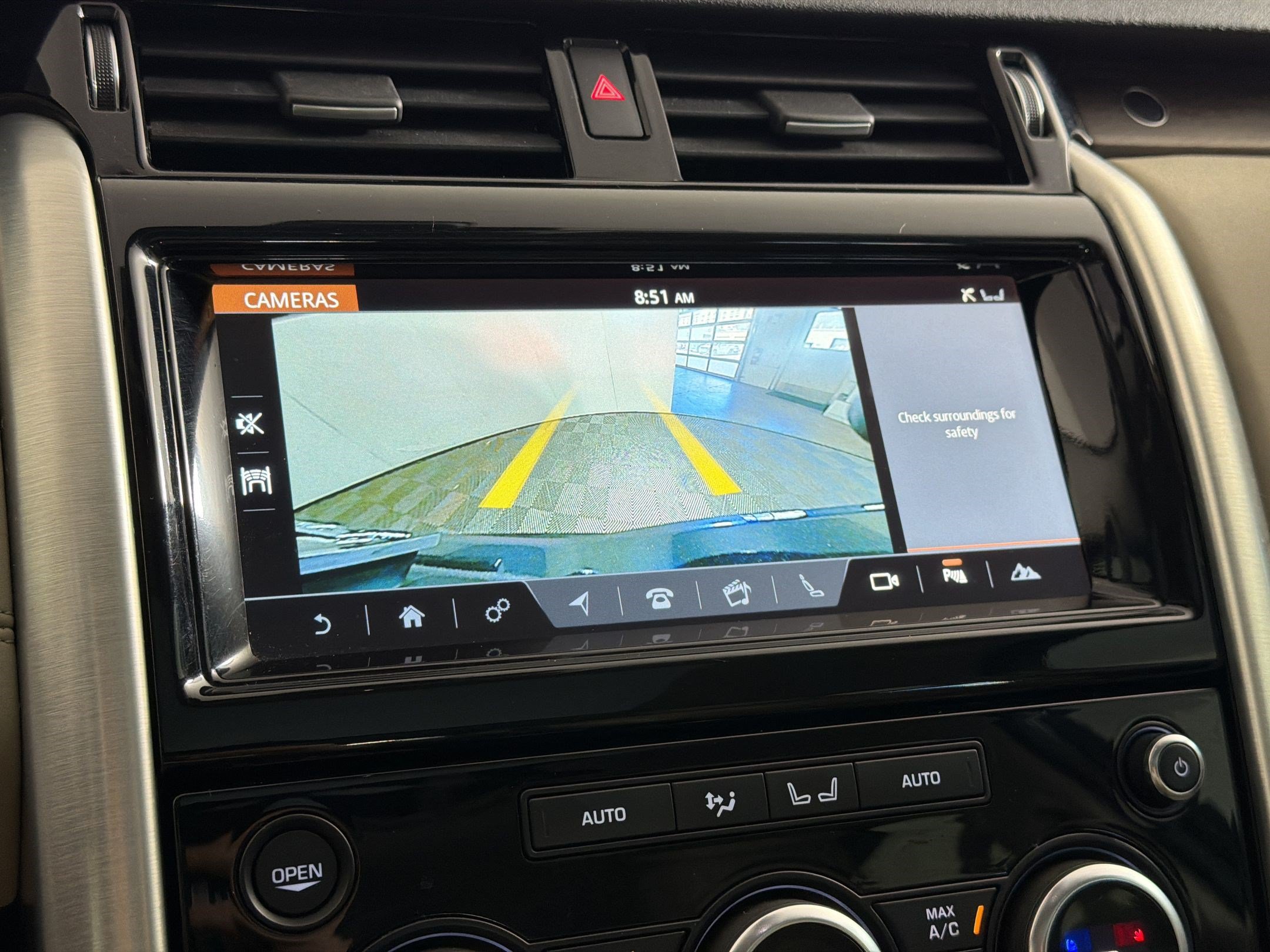 Used 2018 Land Rover Discovery HSE AWD/4WD image 25