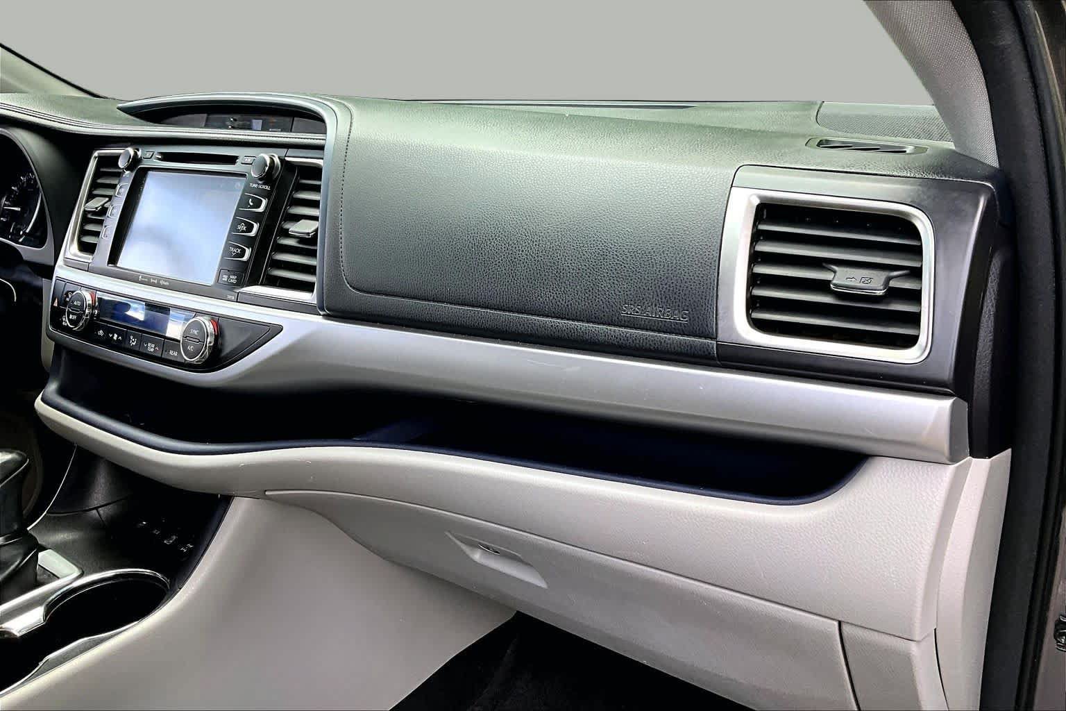 Used 2016 Toyota Highlander XLE AWD/4WD image 18