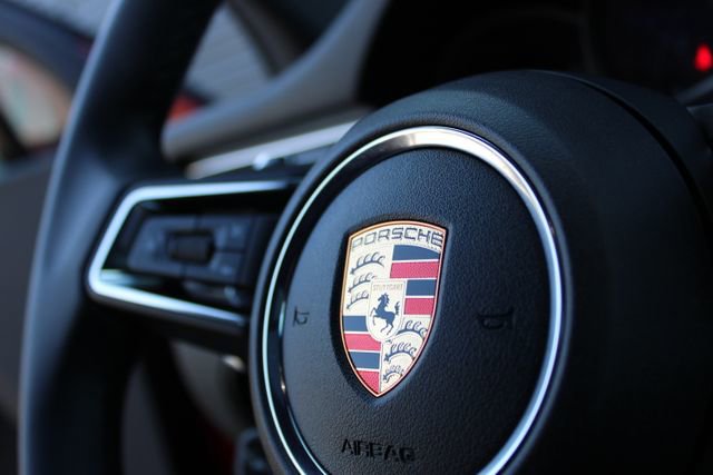 Certified 2025 Porsche Macan image 40