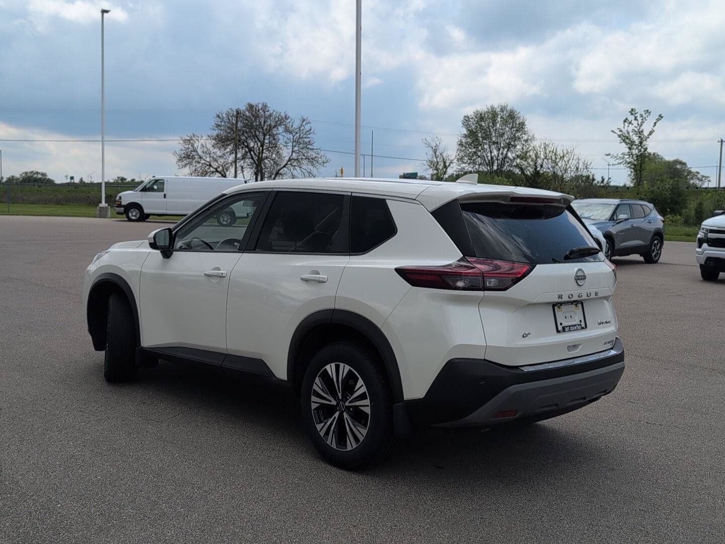 Used 2023 Nissan Rogue SV AWD/4WD image 3
