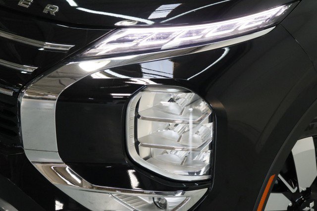 New 2026 Mitsubishi Outlander SE FWD image 2