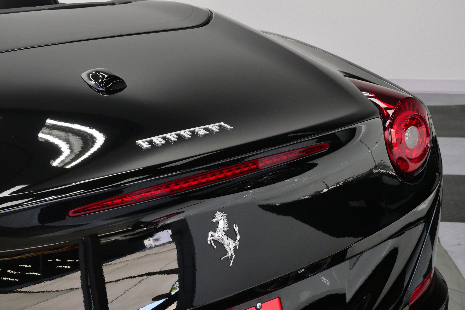 Used 2015 Ferrari California T RWD image 48