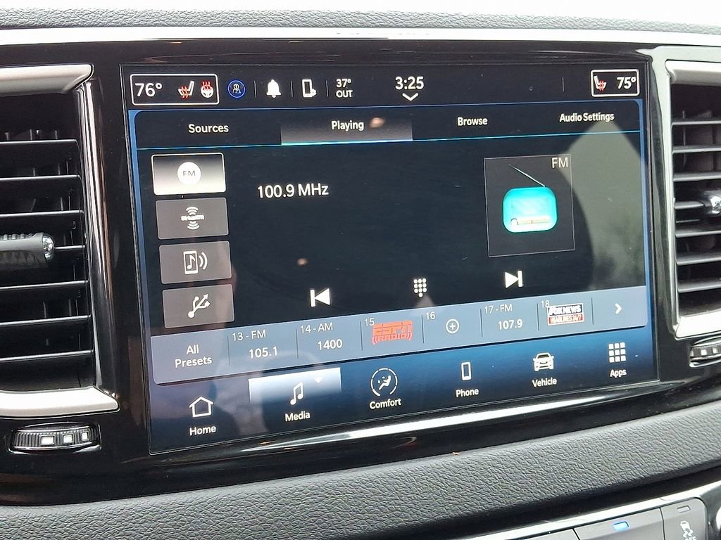 Used 2023 Chrysler Pacifica Touring-L image 17